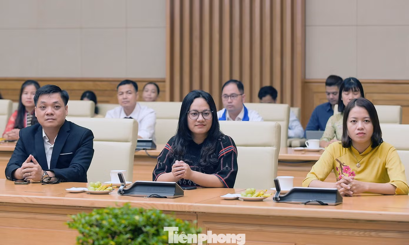 Các thầy cô giáo được tuyên dương trong chương trình tại buổi gặp Phó Thủ tướng Vũ Đức Đam. Ảnh: Xuân Tùng