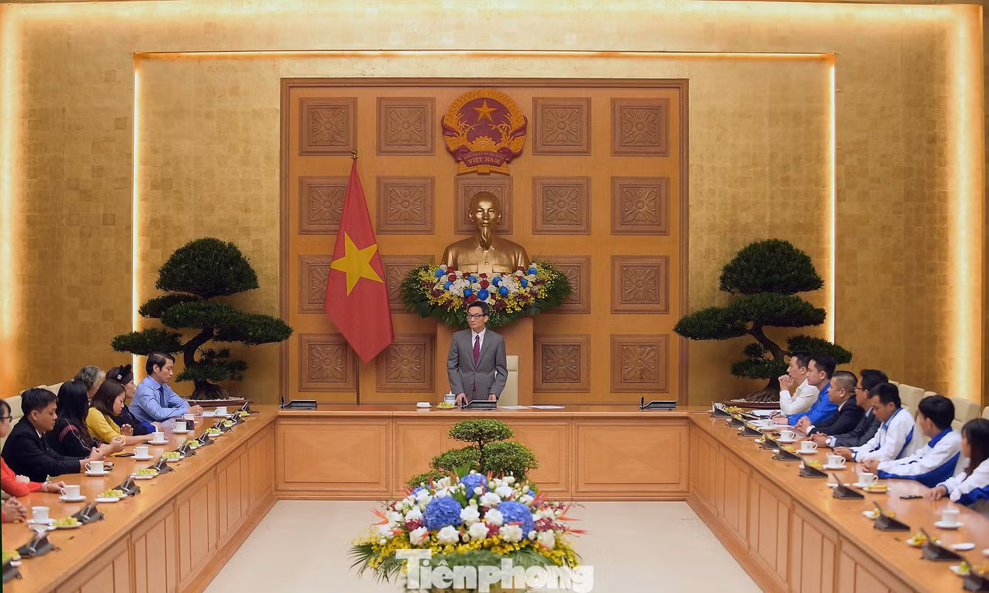 Phó Thủ tướng Vũ Đức Đam gặp mặt các thầy cô giáo trong chương trình. Ảnh: Xuân Tùng