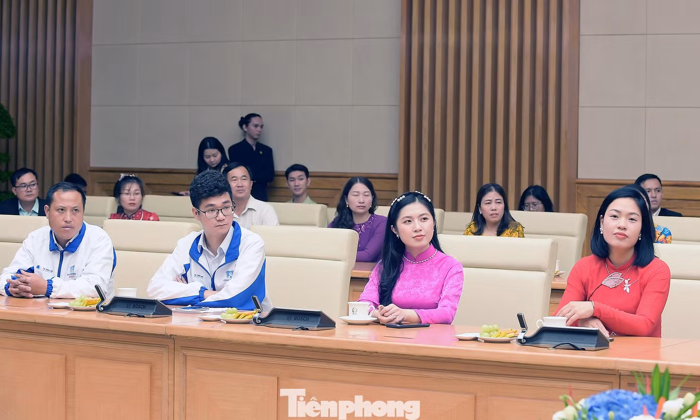 Các thầy cô giáo được tuyên dương trong chương trình tại buổi gặp Phó Thủ tướng Vũ Đức Đam. Ảnh: Xuân Tùng