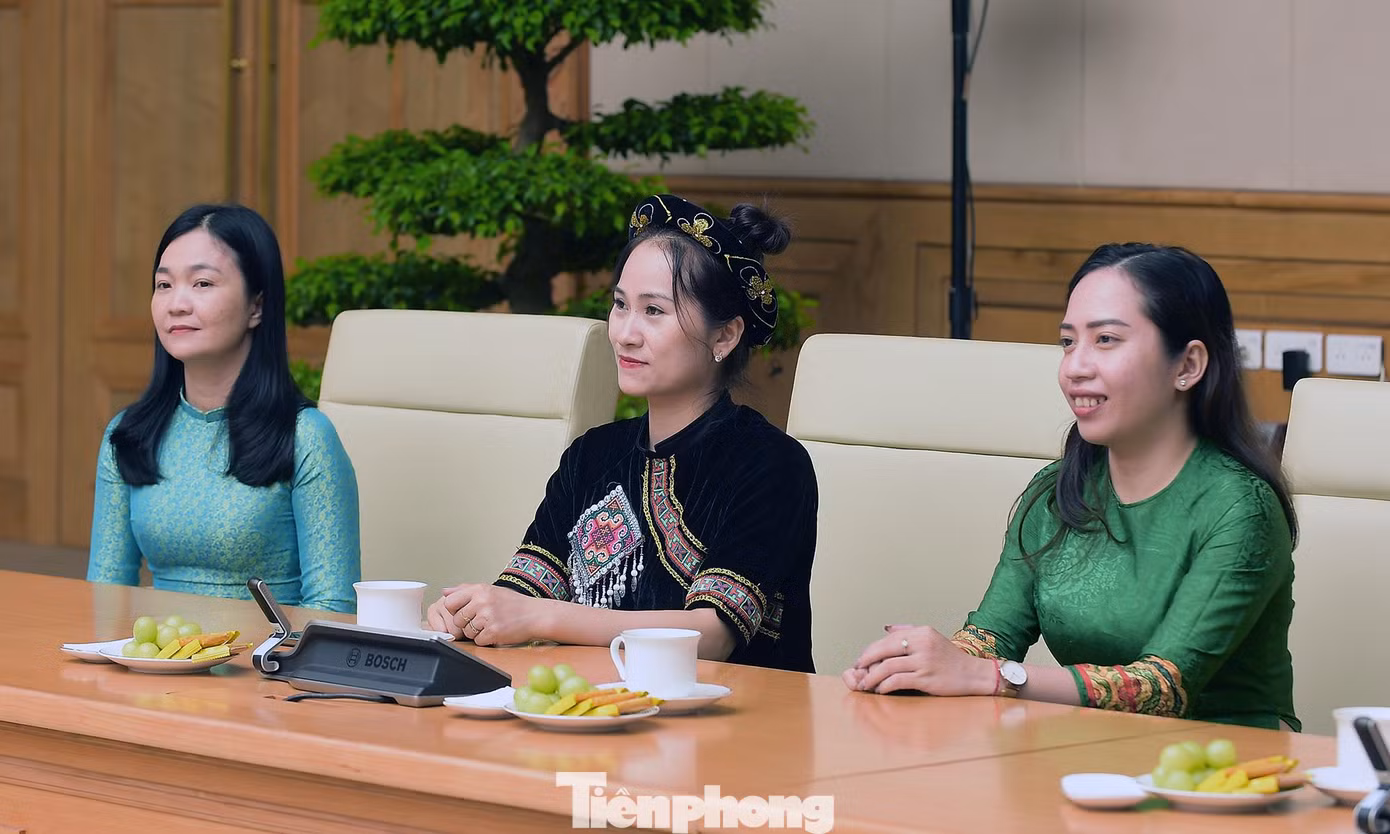 Các thầy cô giáo được tuyên dương trong chương trình tại buổi gặp Phó Thủ tướng Vũ Đức Đam. Ảnh: Xuân Tùng