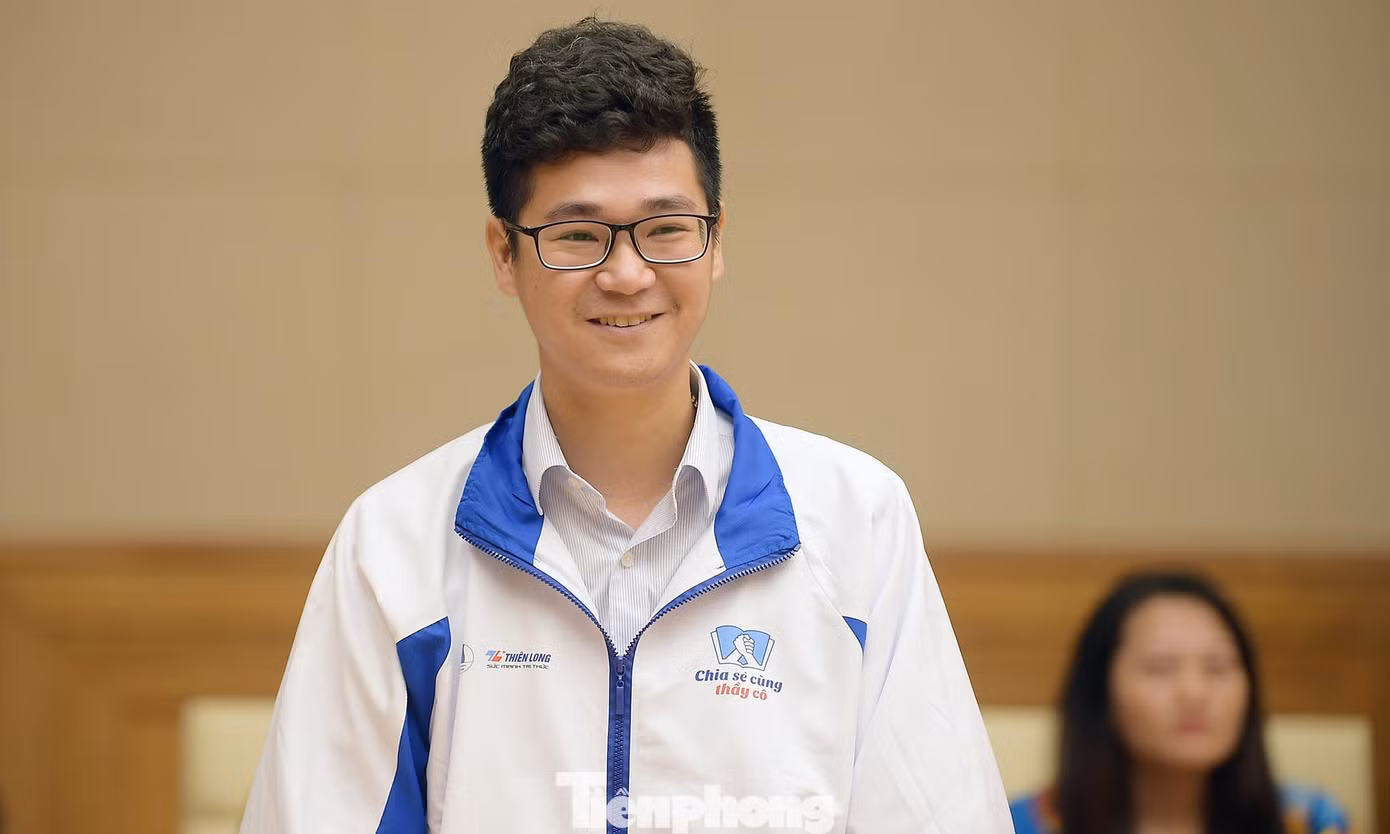 Thầy giáo Nguyễn Thanh Tùng chia sẻ tại chương trình. Ảnh: Xuân Tùng