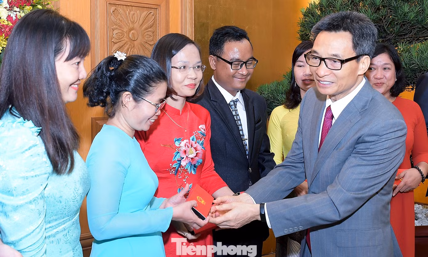 Phó Thủ tướng Vũ Đức Đam tặng quà các thầy cô giáo. Ảnh: Xuân Tùng