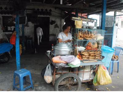 Sân sau ngôi nhà, được cho thuê để nấu cơm bình dân