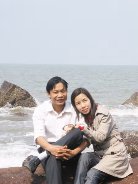 Vợ chồng trung úy Trần Khánh Hùng hạnh phúc bên nhau, trong một lần chị Oanh ra đảo Phú Quốc thăm chồng