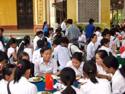 Thí sinh miền núi Huế thi tốt nghiệp THPT năm 2010 được ăn cơm trưa miễn phí tại chùa An Hòa (TP Huế) do đoàn phường An Hòa tổ chức.Ảnh: Dân Trí