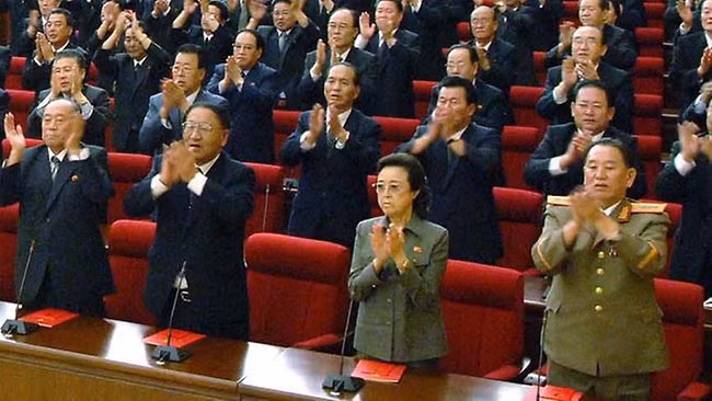 Bà Kim Kyong Hui vỗ tay cùng các vị đại biểu trong cuộc họp Đảng Lao động năm 2010