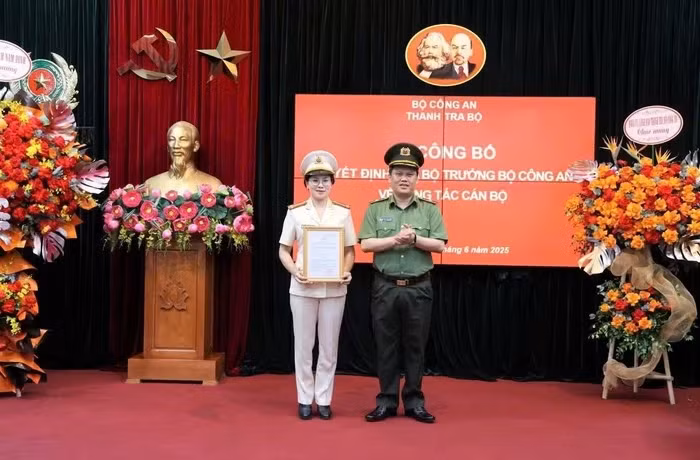 Thiếu tướng Bùi Quang Thanh, Ủy viên Đảng ủy Công an Trung ương, Bí thư Đảng ủy, Chánh Thanh tra Bộ trao quyết định cho Đại tá Phan Thị Loan. Ảnh: Congly.vn.