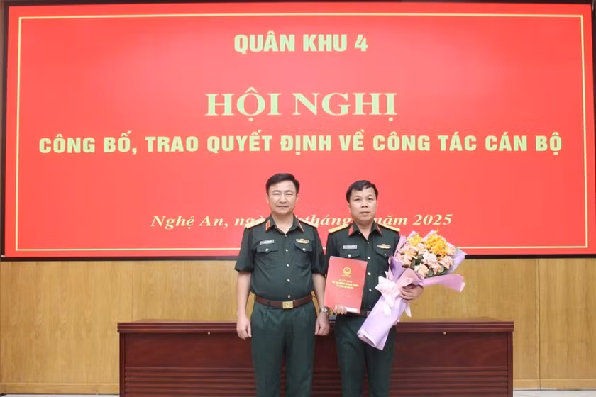 Thiếu tướng Đoàn Xuân Bường, Bí thư Đảng ủy, Chính ủy Quân khu 4 trao quyết định cho Thượng tá Trương Viết Hải. Ảnh: Bộ Chỉ huy Quân sự thành phố Huế.