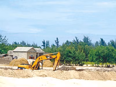 Khai thác ào ạt titan để lại những hậu quả khôn lường cho cả dải ven biển miền Trung.