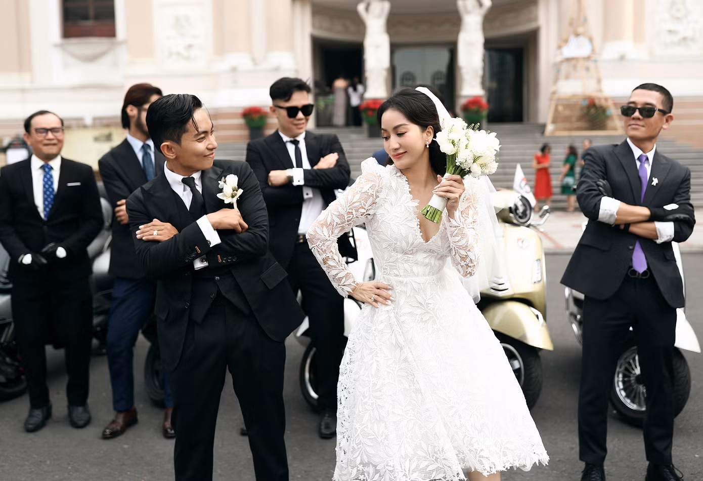 Khánh Thi và Phan Hiển đã cùng thực hiện những vũ điệu sôi động, rộn ràng trên đường phố cùng với sự hỗ trợ của những người bạn.