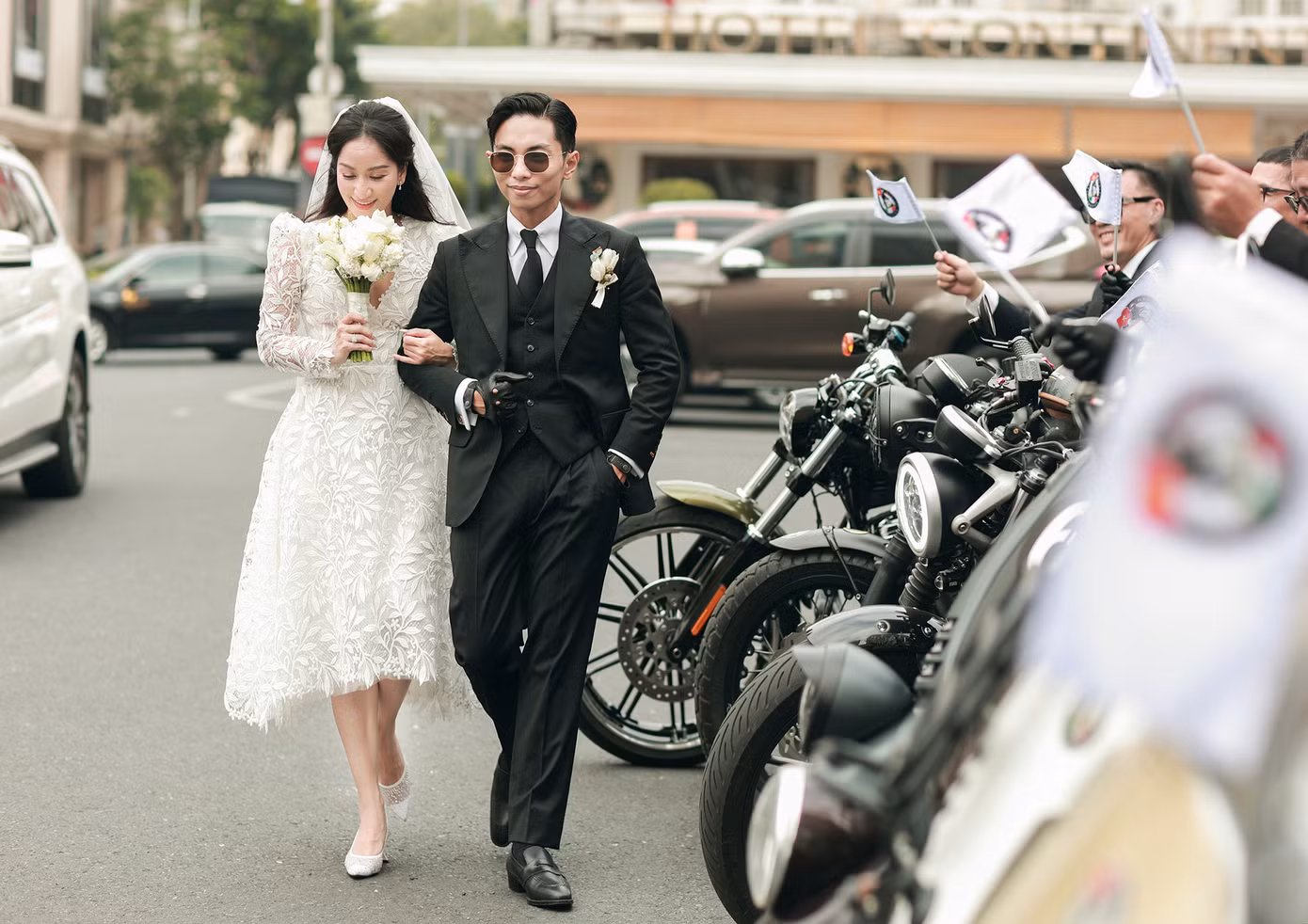 Họ hạnh phúc về chung một nhà trong sự chúc phúc của bạn bè.