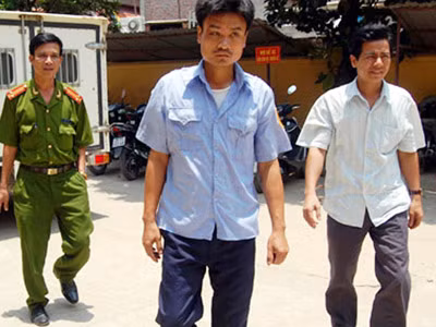 Đối tượng Lê Minh Tuấn (ở giữa)
