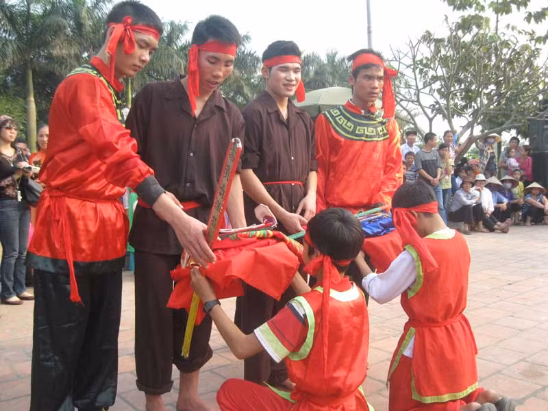Người thắng cuộc được Mẫu bà ban thưởng và chọn làm rể quý