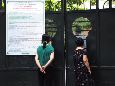 Theo bước chân con vào tận phòng thi. Theo bước chân con vào tận phòng thi