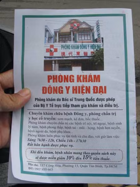 Bìa sách chú thích mang sách tới sẽ giảm tiền thuốc