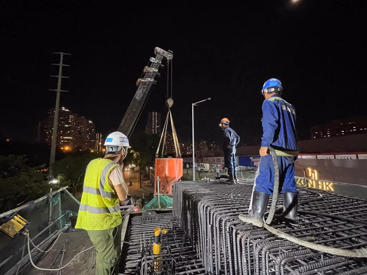 Các đơn vị tăng cường tổ chức thi công ngày và đêm để kịp đưa dự án hoàn thành đúng tiến độ. Ảnh: MAUR Các đơn vị tăng cường tổ chức thi công ngày và đêm để kịp đưa dự án hoàn thành đúng tiến độ. Ảnh: MAUR