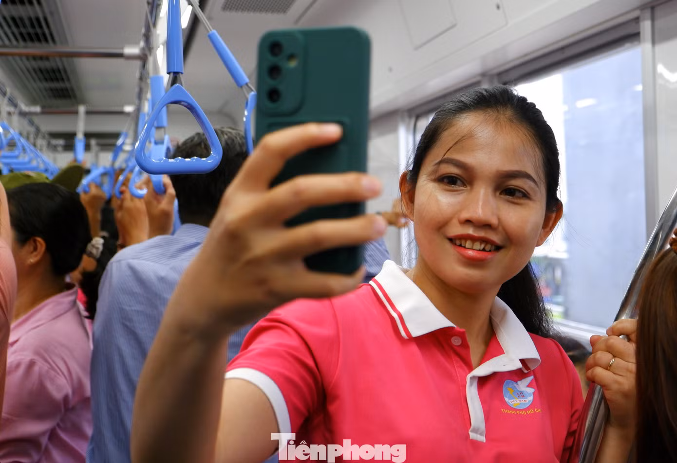 Hành khách thích thú trải nghiệm trên tàu metro số 1.