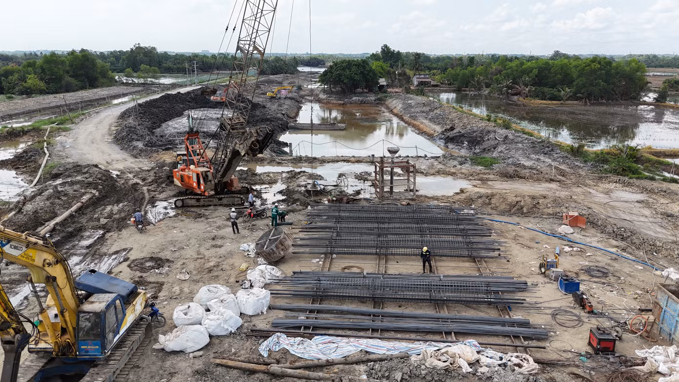 Công trường thi công dự án đầu tư xây dựng đoạn Tân Vạn - Nhơn Trạch (giai đoạn 1) thuộc đường Vành đai 3 TPHCM vẫn luôn tất bật trong dịp nghỉ lễ. Công trường thi công dự án đầu tư xây dựng đoạn Tân Vạn - Nhơn Trạch (giai đoạn 1) thuộc đường Vành đai 3 TPHCM vẫn luôn tất bật trong dịp nghỉ lễ.
