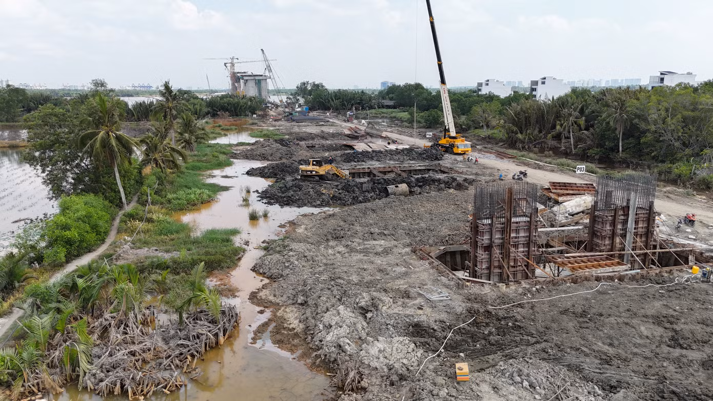 Công nhân thi công các bệ trụ tại dự án. Công nhân thi công các bệ trụ tại dự án.