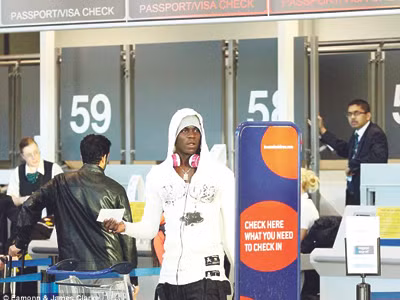 Mario Balotelli xuất hiện ở sân bay Manchester để về nước ngay sau khi bị thay ra ở trận gặp Sunderland. Ảnh: Mailonline.com