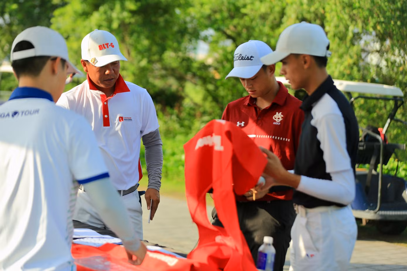 Ban Trọng tài phổ biến các quy định của giải cho các golfer trước khi thi đấu. Ban Trọng tài phổ biến các quy định của giải cho các golfer trước khi thi đấu.