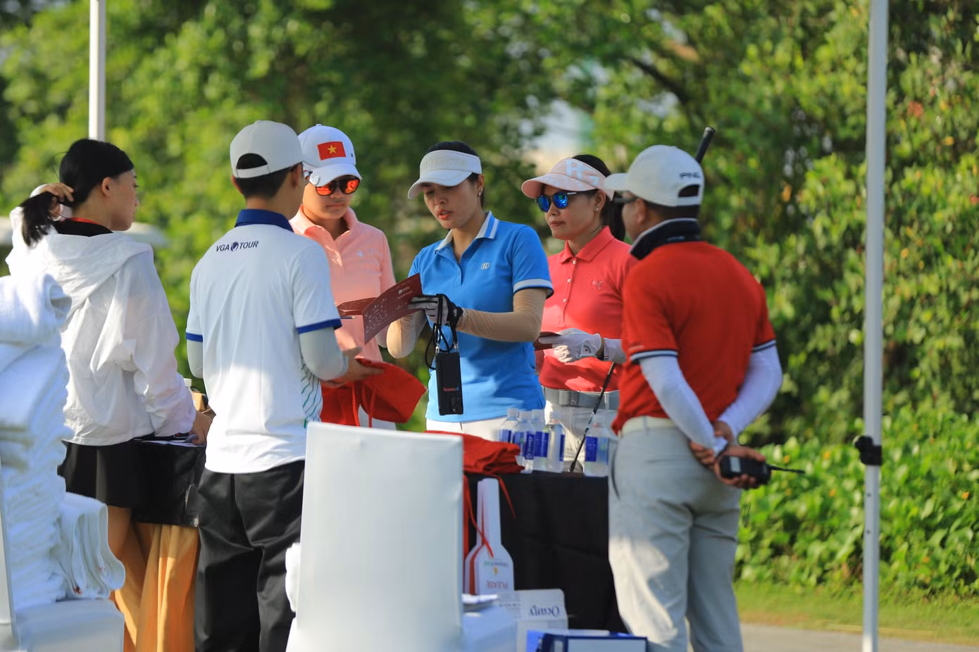 Ban Trọng tài phổ biến các quy định của giải cho các golfer trước khi thi đấu. Ban Trọng tài phổ biến các quy định của giải cho các golfer trước khi thi đấu.