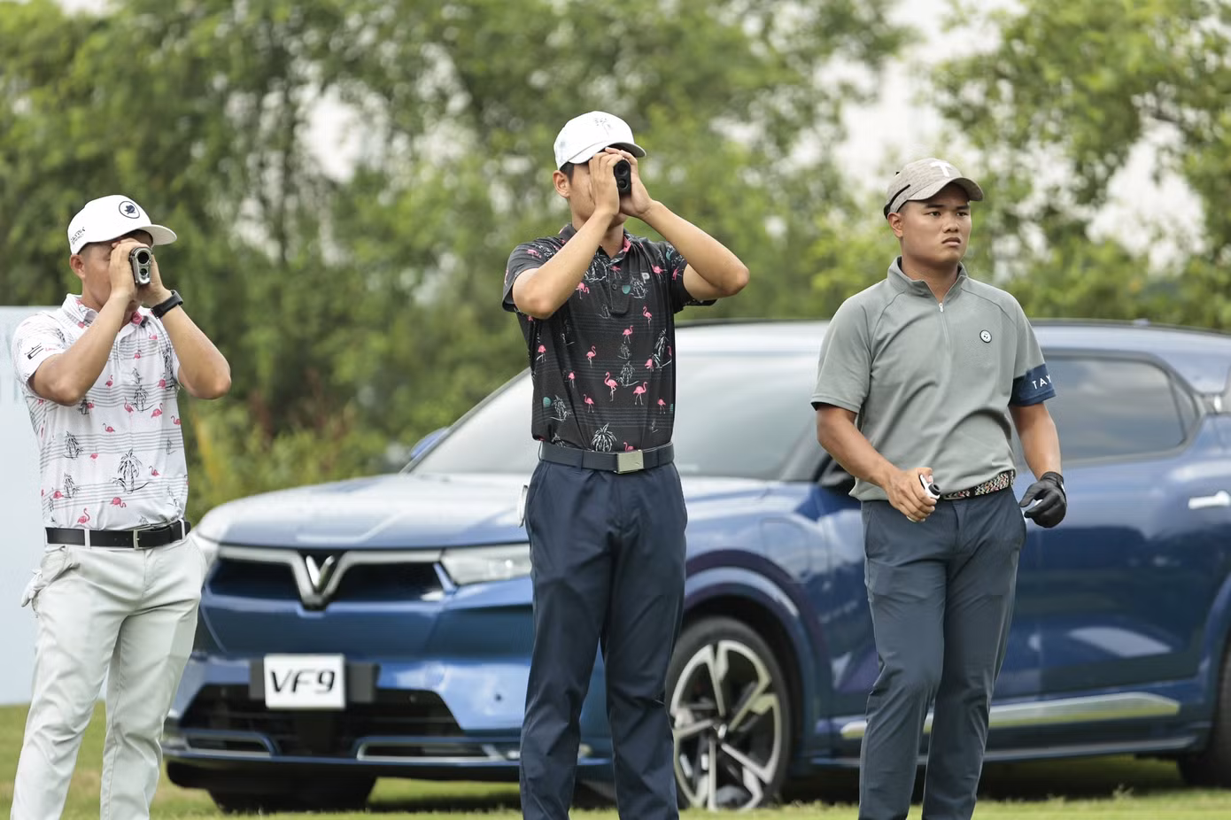 Sử dụng thiết bị đo khoảng cách (Distance Measuring Devices) cho phép golfer biết cách điều chỉnh chính xác từ vị trí bóng golf đến hố golf có gắn cờ, độ dốc của địa hình sân. Các máy đo khoảng cách phổ biến hiện nay phải kể đến laser rangefinder hay GPS. Sử dụng thiết bị đo khoảng cách (Distance Measuring Devices) cho phép golfer biết cách điều chỉnh chính xác từ vị trí bóng golf đến hố golf có gắn cờ, độ dốc của địa hình sân. Các máy đo khoảng cách phổ biến hiện nay phải kể đến laser rangefinder hay GPS.