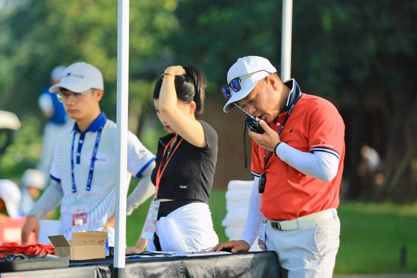 Ban Trọng tài phổ biến các quy định của giải cho các golfer trước khi thi đấu. Ban Trọng tài phổ biến các quy định của giải cho các golfer trước khi thi đấu.