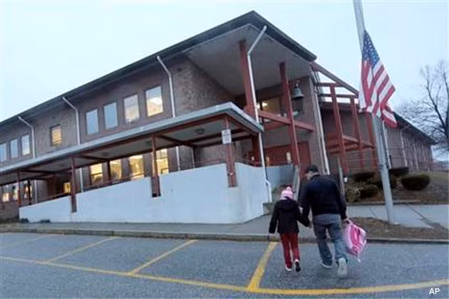 Một bé gái trường tiểu học Sandy Hook, thị trấn Newtown được bố đưa tới trường trong ngày hôm nay. Một bé gái trường tiểu học được bố đưa tới trường trong ngày hôm nay