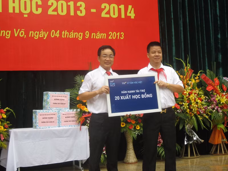 Nhà tài trợ tặng học bổng cho trường