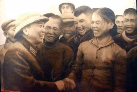 Tranh cát “Đại tướng Võ Nguyên Giáp với công nhân giao thông vận tải” (1967) 