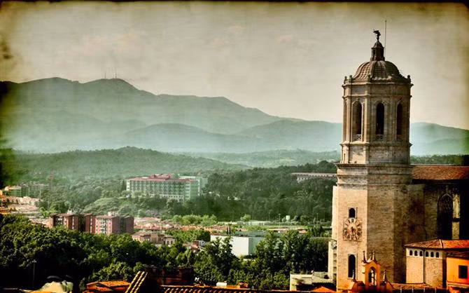 Những căn chung cư cũ ở Girona cũng đẹp lạ lùng trong ráng chiều