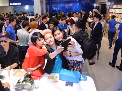 Cửa hàng trưng bày và bán đồ công nghệ của Samsung