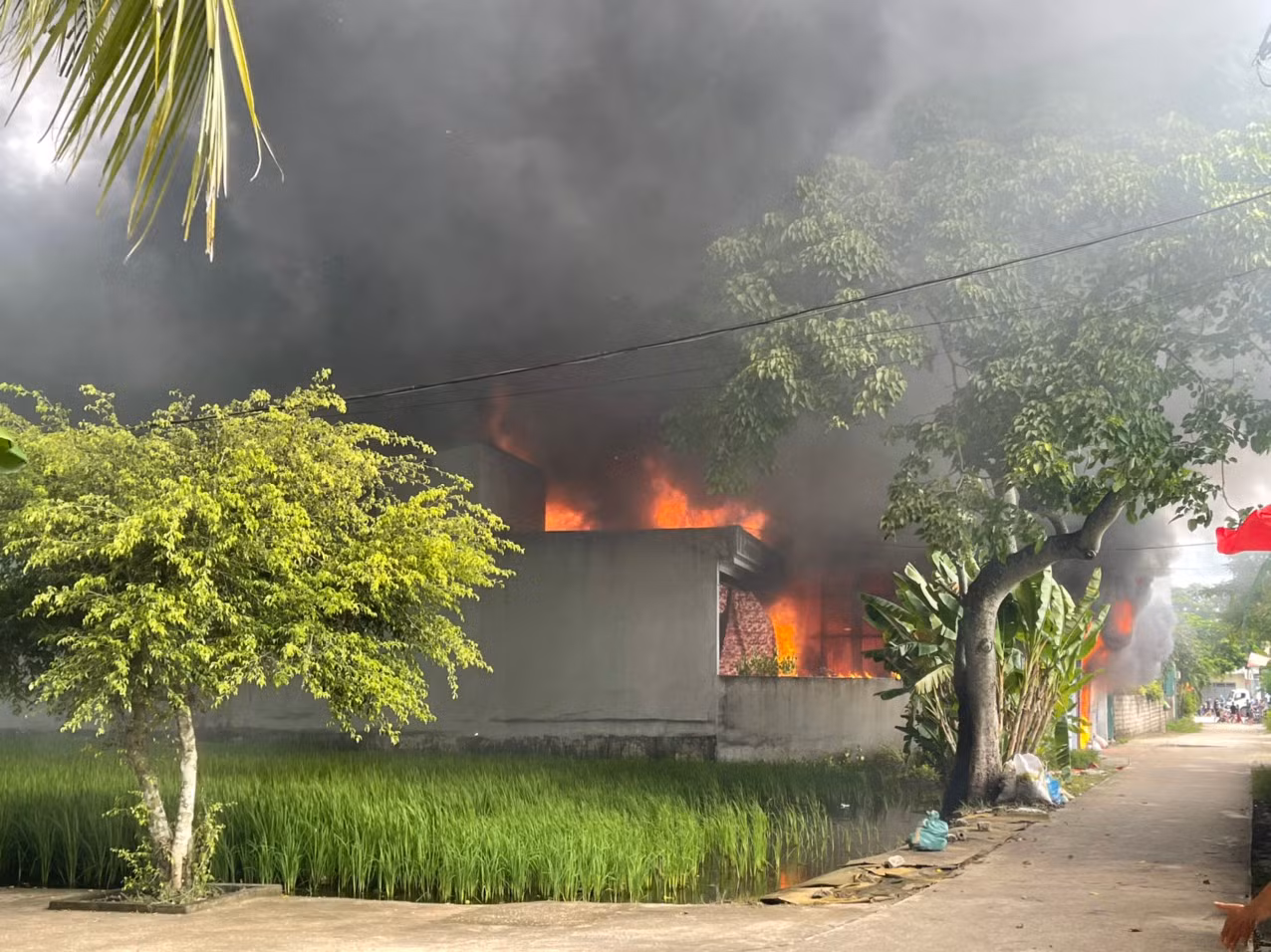 Thời tiết có gió lớn làm ngọn lửa bùng phát nhanh