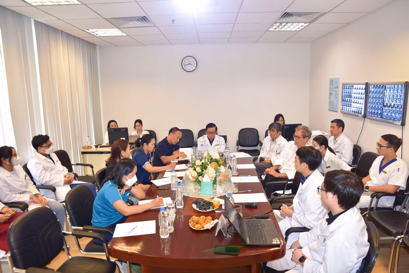 Trong buổi hội chẩn ngày 26/8/2022, đại diện VFF, CLB và Chương Thị Kiều đã đồng ý với phương án mổ 2 chân cùng lúc mà Trung tâm CTCH&YHTT Vinmec đưa ra sau khi được phân tích cặn kẽ về chuyên môn Trong buổi hội chẩn ngày 26/8/2022, đại diện VFF, CLB và Chương Thị Kiều đã đồng ý với phương án mổ 2 chân cùng lúc mà Trung tâm CTCH&YHTT Vinmec đưa ra sau khi được phân tích cặn kẽ về chuyên môn