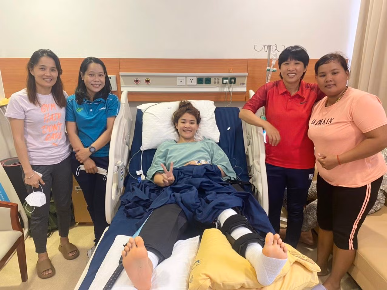 1 ngày sau phẫu thuật, VĐV Chương Thị Kiều đã hoàn toàn ổn định về sức khỏe và tâm lý, vui mừng chào đón HLV Đoàn Kim Chi và các đồng đội tại CLB TP. Hồ Chí Minh 1 tới thăm 1 ngày sau phẫu thuật, VĐV Chương Thị Kiều đã hoàn toàn ổn định về sức khỏe và tâm lý, vui mừng chào đón HLV Đoàn Kim Chi và các đồng đội tại CLB TP. Hồ Chí Minh 1 tới thăm