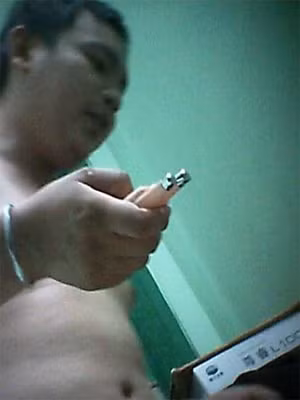 Hiền đang thử máy cho khách hàng xem