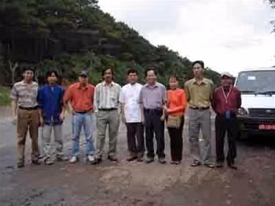 Các nhà văn đi Trại viết Tây Nguyên chụp ảnh trên đỉnh đèo An Khê (Sương Nguyệt Minh ngoài cùng bên trái, Văn Công Hùng ngoài cùng bên phải)