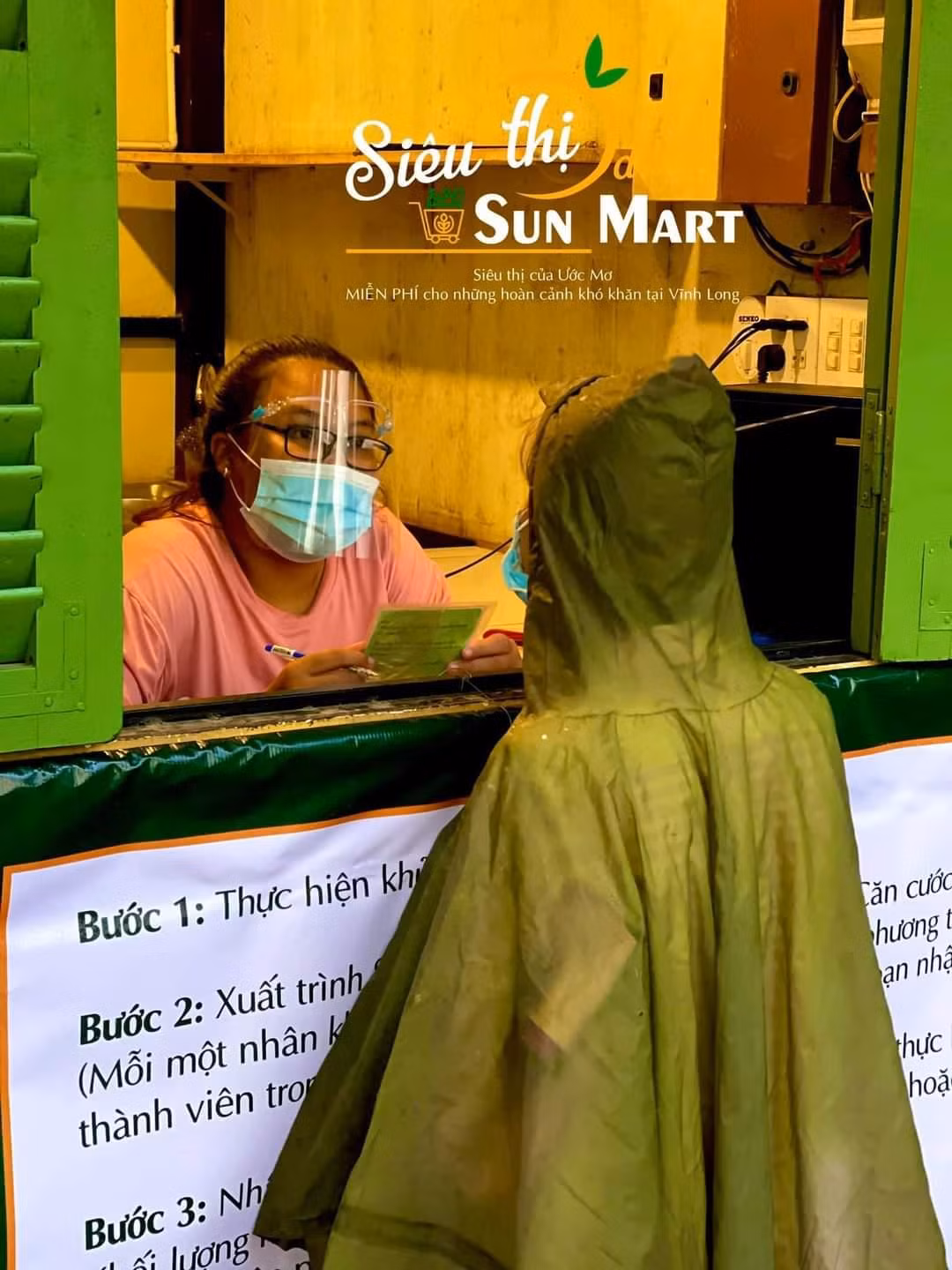 Người dân đến mua sắm phải tuân thủ các nguyên tắc phòng chống dịch.