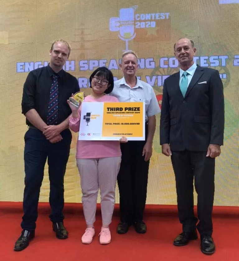 Hoàng Yến nhận giải thưởng trong cuộc thi hùng biện tiếng Anh. Hoàng Yến nhận giải thưởng trong cuộc thi hùng biện tiếng Anh.
