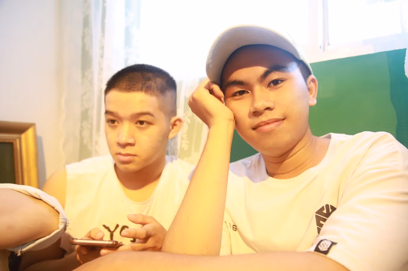 Huy (bên phải) và một bạn trẻ cùng làm nhạc. (Ảnh: NVCC)
