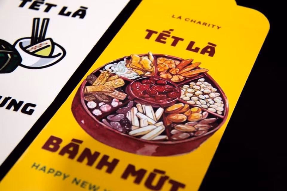 Những bao lì xì mang thông điệp yêu thương được các bạn tình nguyện viên của nhóm thiện nguyện "Lá" bán gây quỹ.