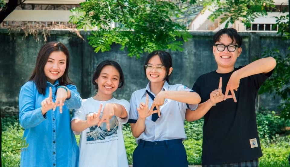 Bốn thành viên phụ trách truyền thông trong nhóm thiện nguyện "Lá".