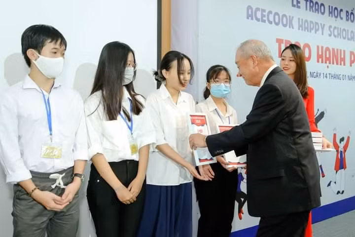 Mỹ Trân đã nhận được học bổng Acecook hai năm liền. Mỹ Trân đã nhận được học bổng Acecook hai năm liền.
