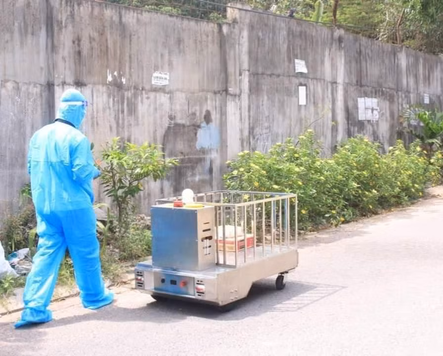 Sinh viên trường ĐH Lạc Hồng chế tạo robot đưa hàng thiết yếu vào các khu cách ly, khu phong tỏa.