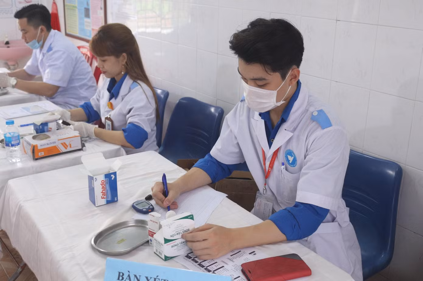 Vũ tham gia khám chữa bệnh tình nguyện nhân dịp kỉ niệm ngày 30.4.