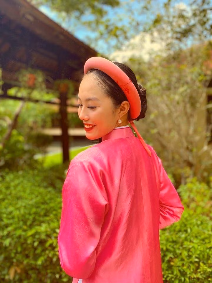 Khánh Linh duyên dáng trong tà áo dài. (Ảnh: Khánh Nikon)