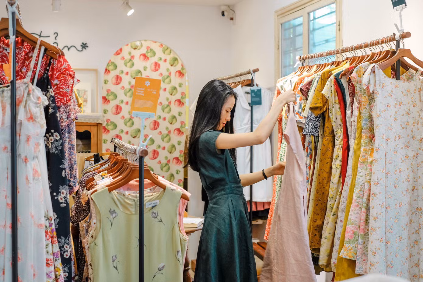 Các cửa hàng thời trang chuẩn bị nhiều sản phẩm mới để thu hút khách hàng trẻ.