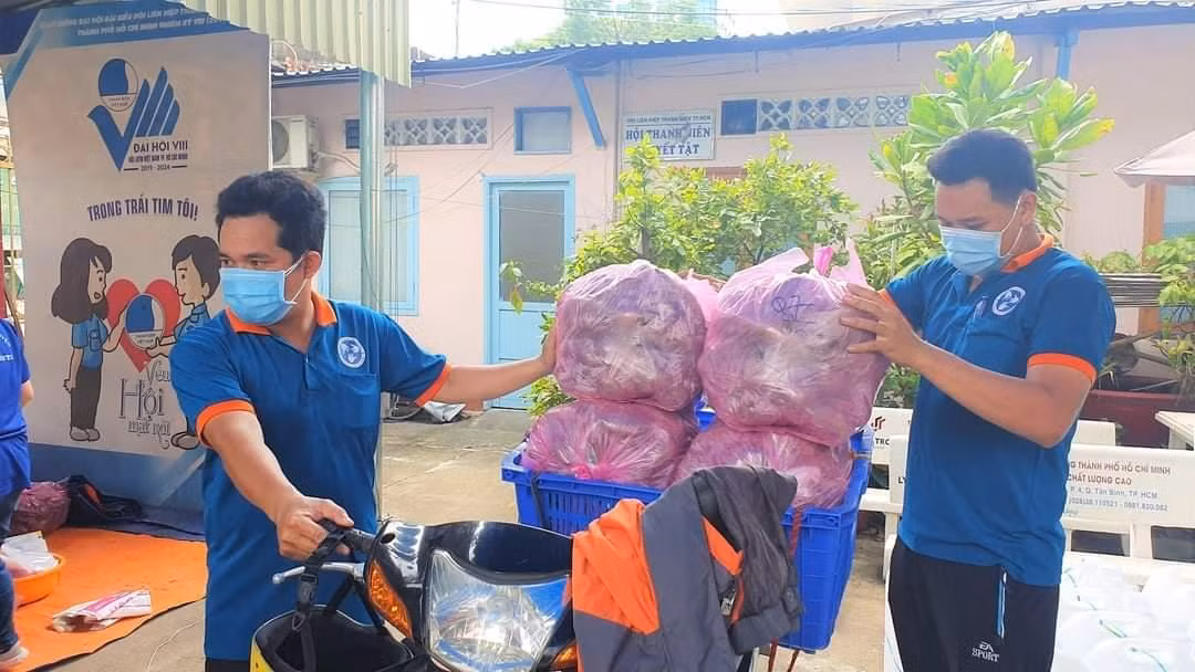 Ngoài hỗ trợ chương trình "suất ăn nghĩa tình" các bạn tình nguyện viên của Trung tâm còn hỗ trợ giúp bà con Đồng Tháp, Vĩnh Long bán khoai lang. (Ảnh: TTCTXH)