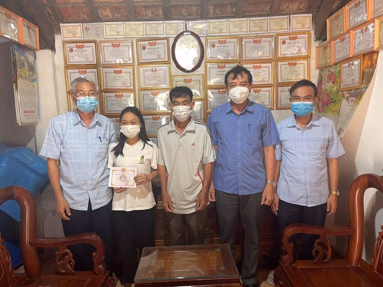 Hội Khuyến học tỉnh Hà Tĩnh đến tặng thưởng Quỹ Khuyến học, Khuyến tài Nguyễn Du - Hà Tĩnh cho Phan Thị Hương.